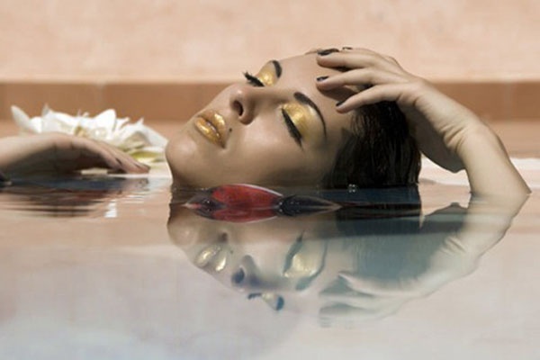 Thoải mái bơi lội ngày hè không lo mất lớp trang điểm